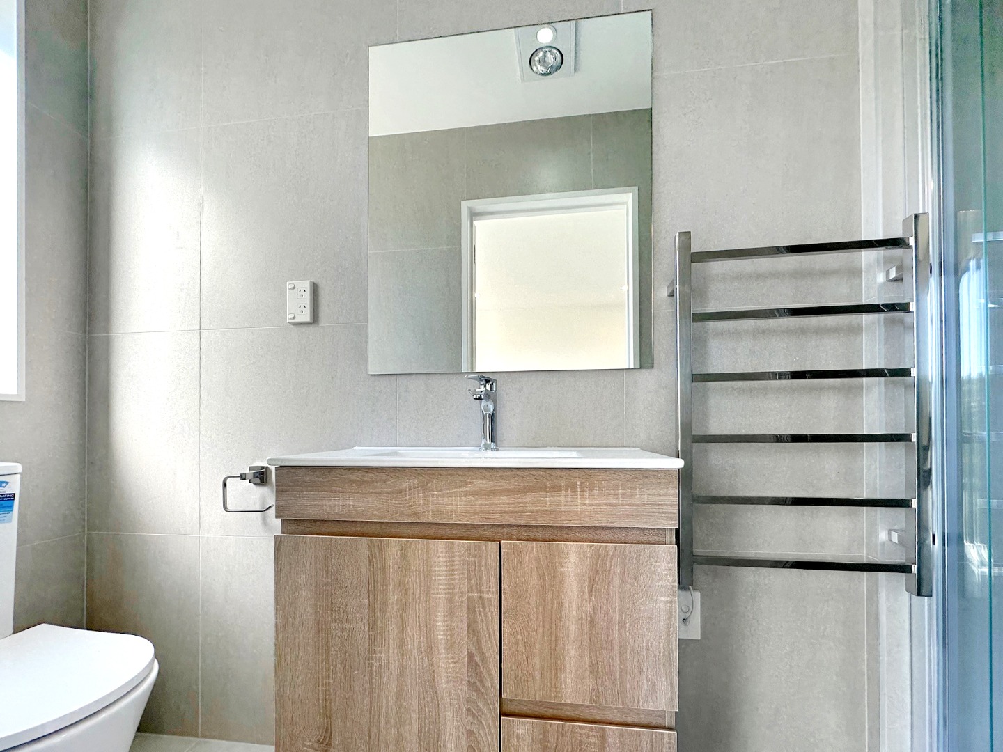 Brand New 4-Bedroom House with 3.5 Bathrooms in Totara Vale photo