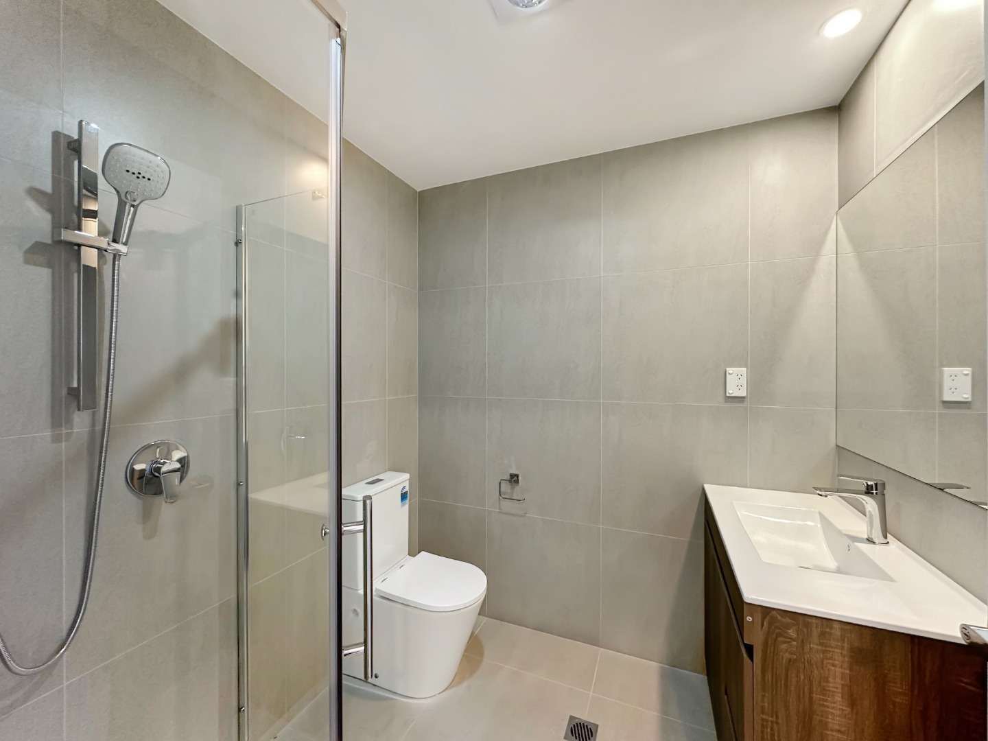 Brand New 4-Bedroom House with 3.5 Bathrooms in Totara Vale photo