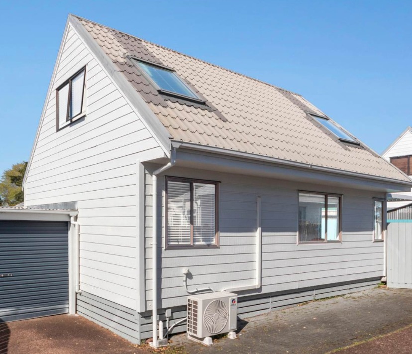 Sunny and Bright three bedroom Block house bay! photo