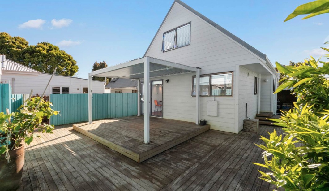 Sunny and Bright three bedroom Block house bay! photo