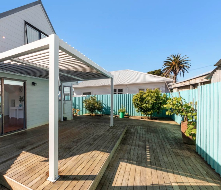 Sunny and Bright three bedroom Block house bay! photo