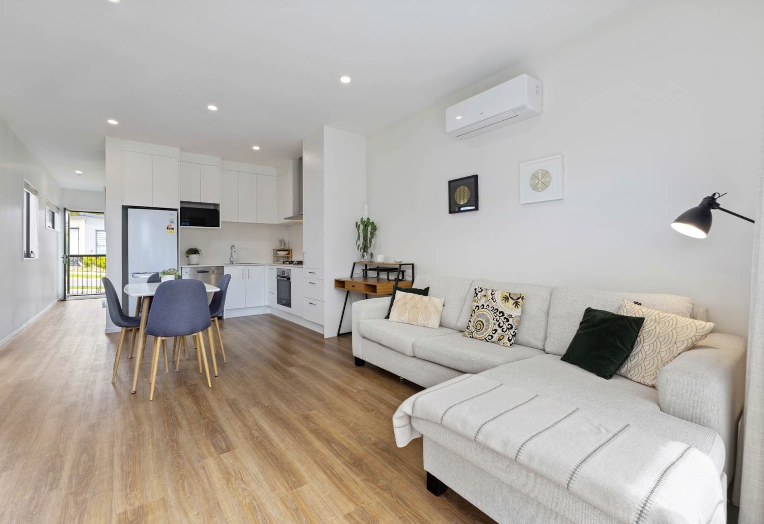 Modern Three- bedroom  Totara Park home! photo