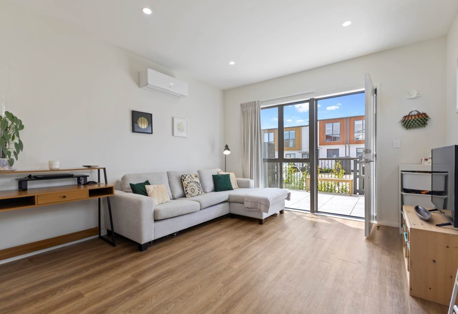Modern Three- bedroom  Totara Park home! photo
