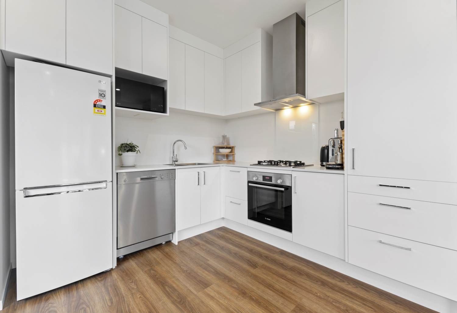 Modern Three- bedroom  Totara Park home! photo