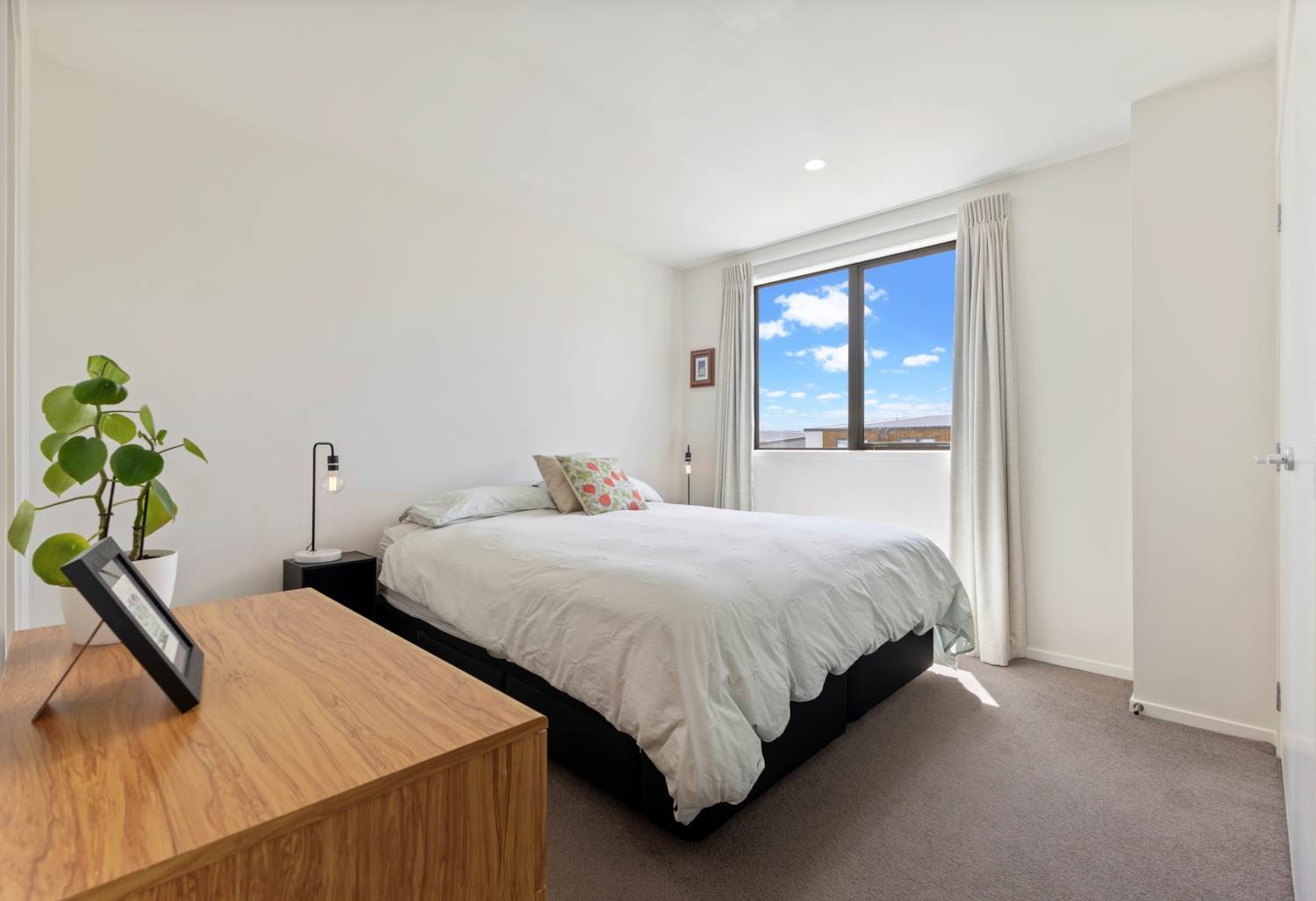 Modern Three- bedroom  Totara Park home! photo