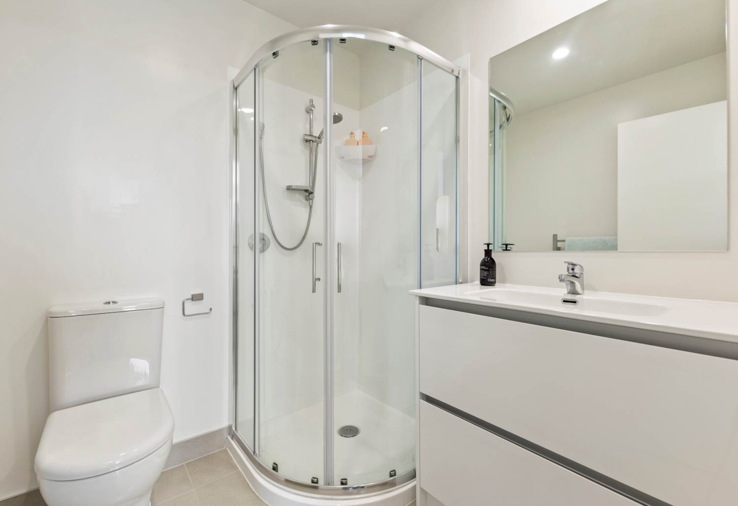 Modern Three- bedroom  Totara Park home! photo