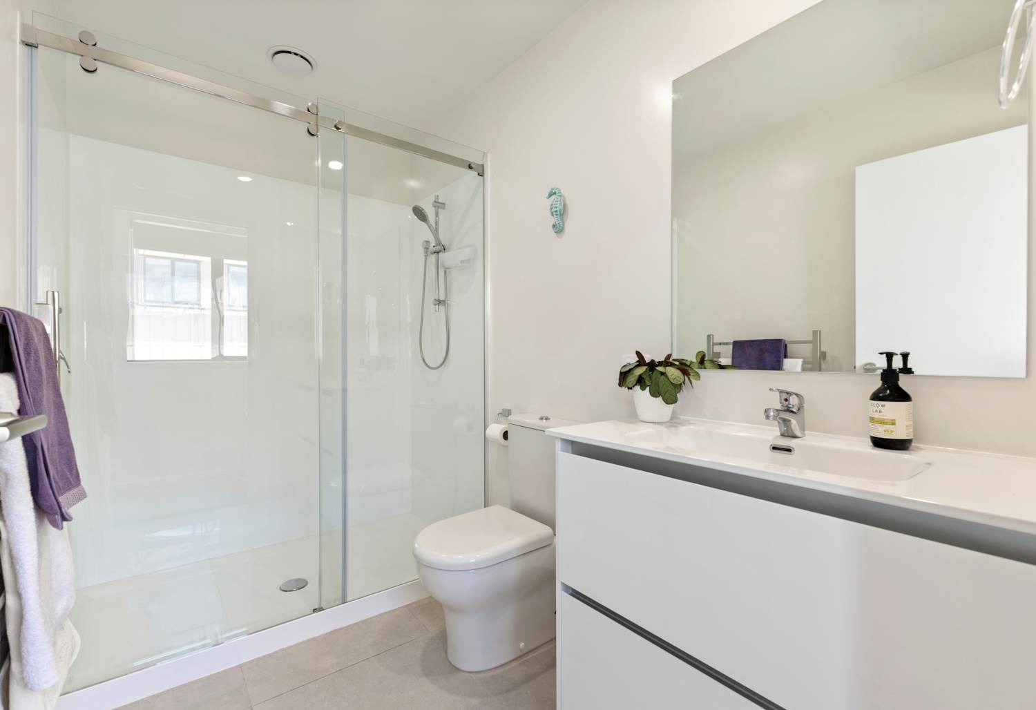 Modern Three- bedroom  Totara Park home! photo