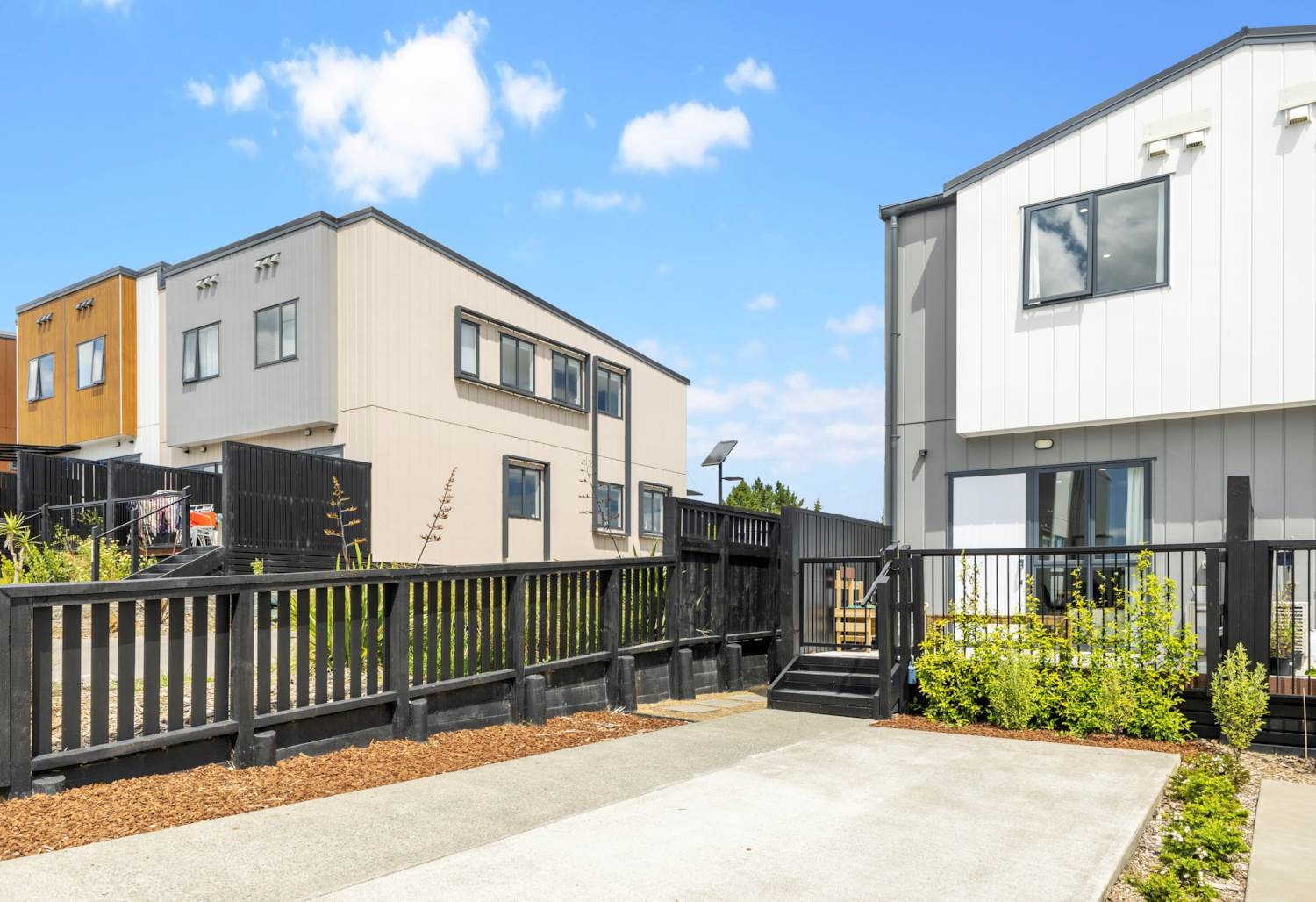 Modern Three- bedroom  Totara Park home! photo