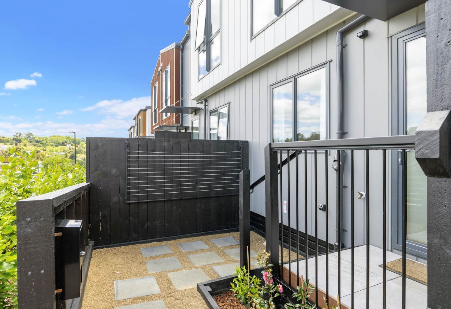 Modern Three- bedroom  Totara Park home! photo