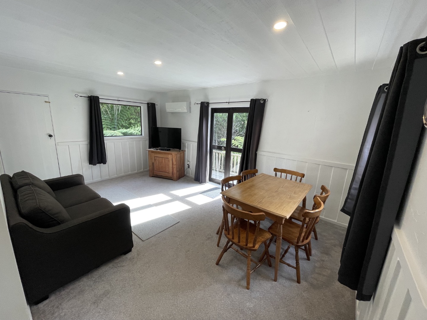 Onetangi 2 bedroom with brand new kitchen and bathroom photo