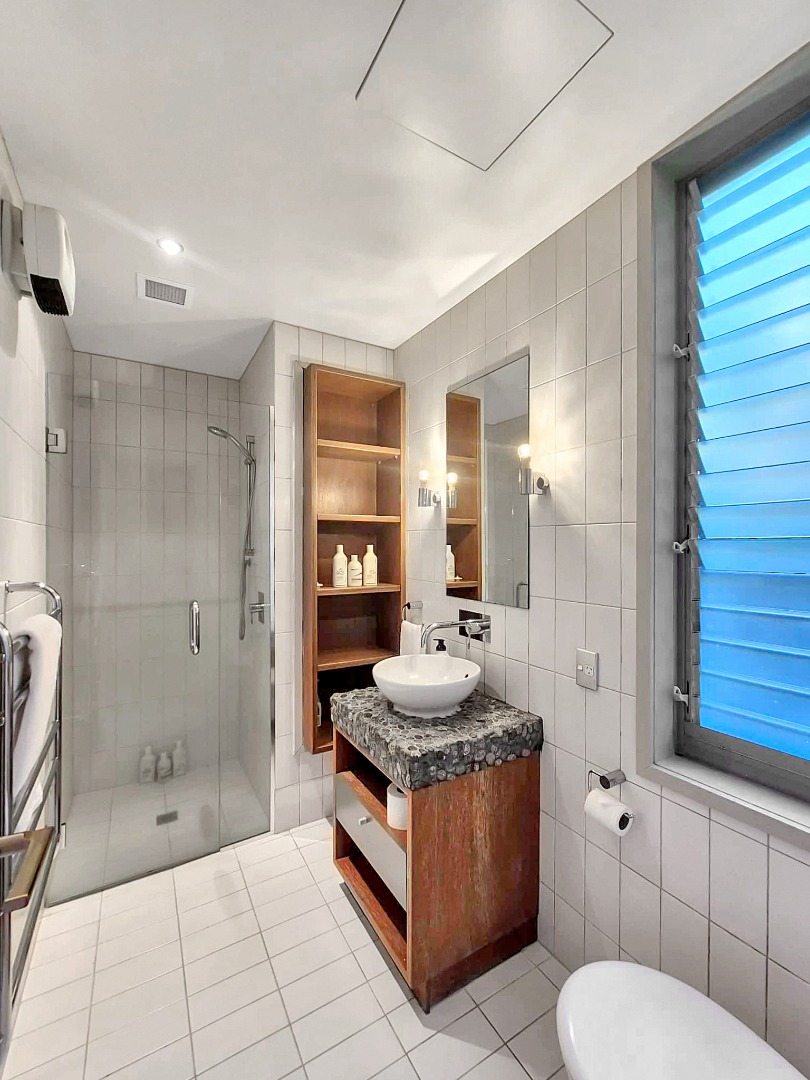 Elevated 2 Bedroom Apartment on the Beach $620 per week  photo